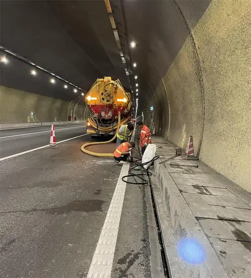 万柏林隧道排水渠清淤